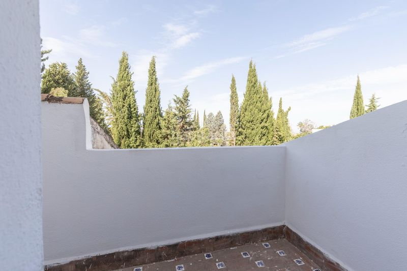 Foto 3a0a3e5f-1262-4a9c-8f8d-148f197fac12. Casa pareada en calle de almajara 27 exclusiva vivienda con piscina en la zona del serrallo con piscina comunitaria en Granada