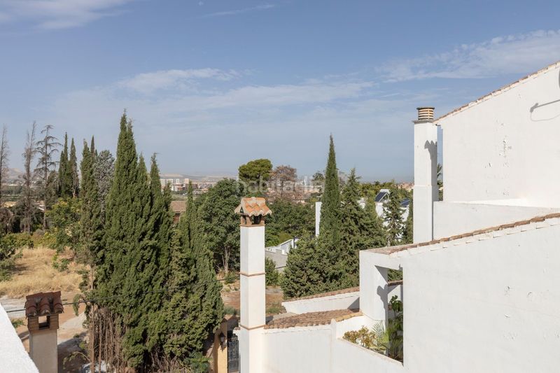 Foto 8965eace-9e00-4dde-b38a-75f7c283e175. Casa pareada en calle de almajara 27 exclusiva vivienda con piscina en la zona del serrallo con piscina comunitaria en Granada