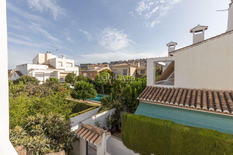 Foto 9ed9b6a8-293a-40bb-a3a0-ebc2d27d7c9f. Casa pareada en calle de almajara 27 exclusiva vivienda con piscina en la zona del serrallo con piscina comunitaria en Granada