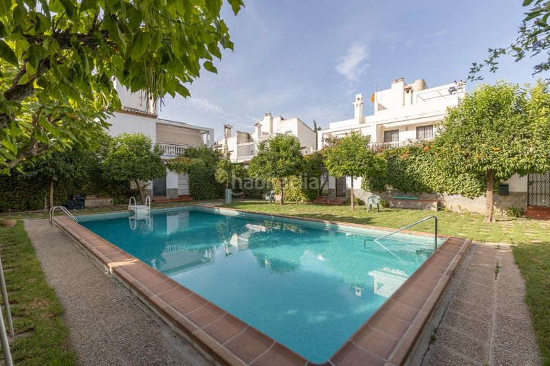 Foto a5dc47e0-e528-4c5a-80c8-5d894a5612e4. Casa pareada en calle de almajara 27 exclusiva vivienda con piscina en la zona del serrallo con piscina comunitaria en Granada