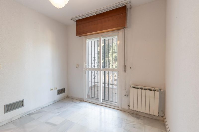 Foto a9f250b9-9af0-4526-b730-eee434bf0b66. Casa pareada en calle de almajara 27 exclusiva vivienda con piscina en la zona del serrallo con piscina comunitaria en Granada