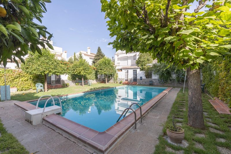 Foto e43799dd-b08d-4c02-8971-fb65fae137d8. Casa pareada en calle de almajara 27 exclusiva vivienda con piscina en la zona del serrallo con piscina comunitaria en Granada