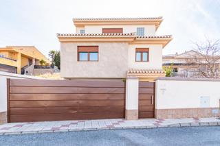 Xalet a Barrio de la Vega. Descubre el hogar de tus sueños en este espectacular chalet inde