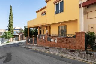 Casa a Huétor Vega. Oportunidad única en huétor vega  chalet pareado con piscina por
