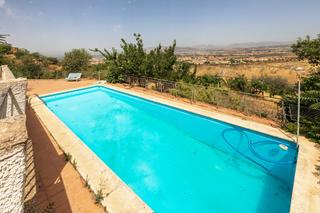 Country house  Aynadamar. Magnifica finca de 15 ha. con casa cortijo los carmencillos en a