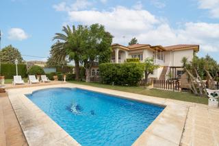 Casa  Calle de cuesta de las lágrimas. Chalet con piscina en urbanización suspiro del moro