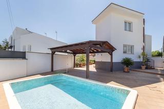 Maison jumelée à Crta. De la Sierra. Gran casa con piscina en huetor vega