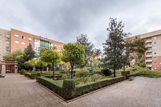 Appartement  Calle padre claret. Vivienda de vpo joaquina eguaras  fantástico piso con 4 dormitor