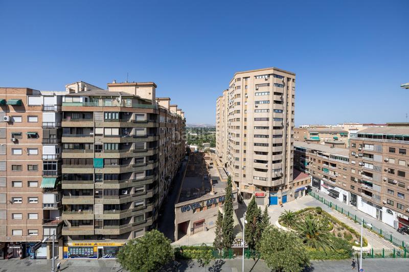 Foto 074b09d6-b58e-4bc4-b7df-e5fbe6592ff4. Appartamento in calle emperatriz eugenia 26 in Camino de Ronda Granada