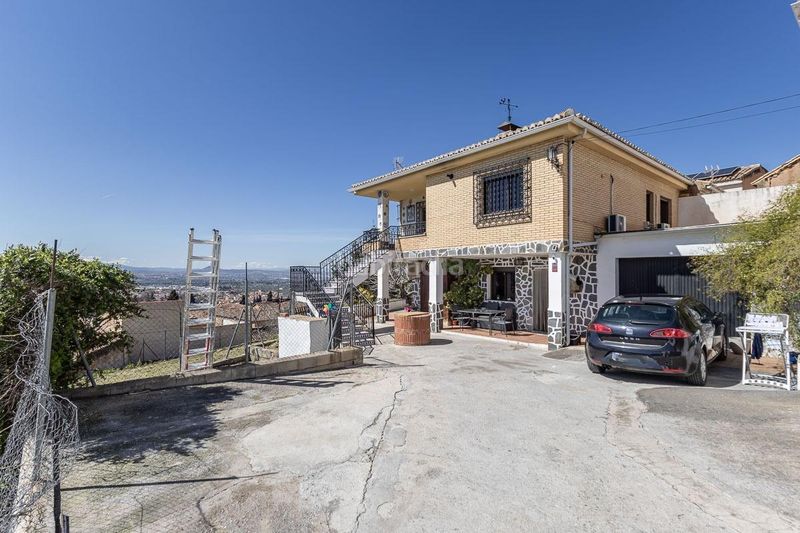 Foto ebb2d942-4c39-4574-af3c-0bb4edd05469. Casa amb aparcament a Barrio de la Vega Monachil