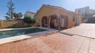 Casa a La Cala del Moral. Chalet independiente, con piscina y parcela de más de 600 metros