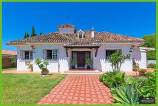 Xalet a La Cala del Moral. Magnífico y moderno chalet independiente con vistas al mar en ri