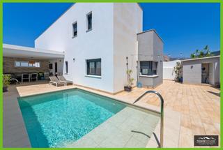 Chalet en El Limonar. Espectacular chalet independiente con piscina privada y gran par
