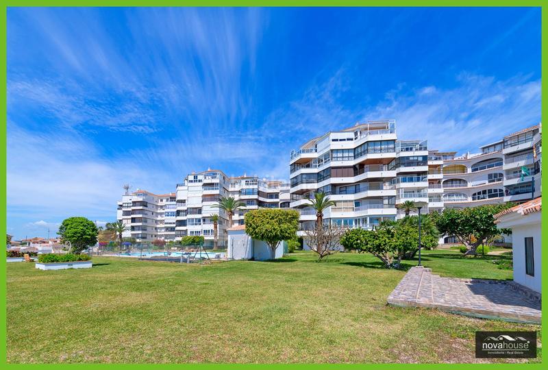 Foto 7dab908e-86a1-4238-8bcf-59cdb118db3f. Apartamento en calle violetas las 2 apartamento frente al mar con gran potencial en Torrox