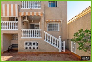 Casa adossada  Calle calle del acebuche. Chalet adosado en esquina a pocos metros de la playa