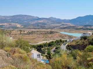 Terreny residencial a Viñuela. Gran finca en la viñuela al lado del pantano