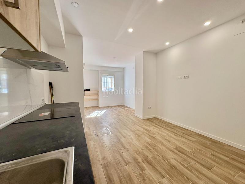 Foto 01fa49a9-532f-4a2c-a63f-3336470a2623. Estudio  a estrenar en el molinillo con patio privado en Málaga