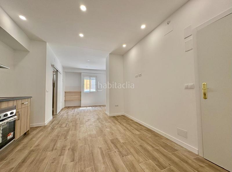 Foto 5d4ce34a-fe26-4d62-9c5f-c3373f8a2458. Estudio  a estrenar en el molinillo con patio privado en Málaga