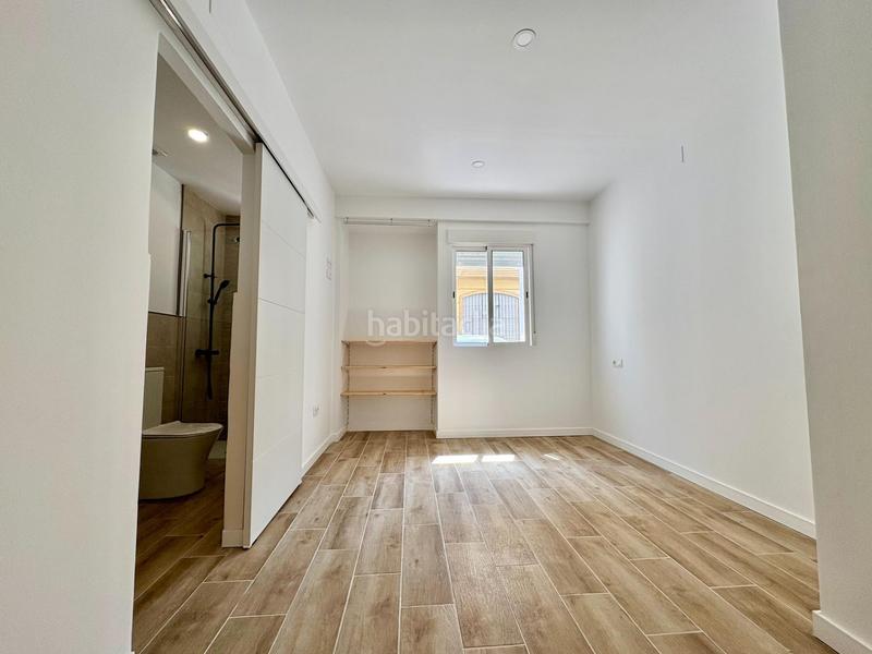 Foto 90df1c45-0961-46a9-bd31-234f1fc78600. Estudio  a estrenar en el molinillo con patio privado en Málaga
