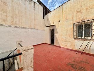 Casa adossada  Calle sara. Casa de 2 plantas con 4 habitaciones y patio de 20 m2 en granja
