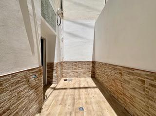 Pis  Salamanca. Bajo a estrenar de 2 habitaciones, 1 bao y patio de 10 m2 en zo