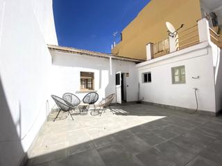 Casa adossada  Calle delgado carabot. Casa adosada de 3 habitaciones con amplio patio en parque del su