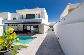 Casa pareada  Calle calle santa lucía. Chalet pareado de construcción reciente en alhaurín de la torre