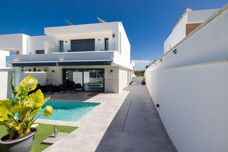Foto 298a0cf9-8132-4f82-a09d-dad9356360a9. Casa aparellada amb calefacció aparcament piscina a Alhaurín de la Torre