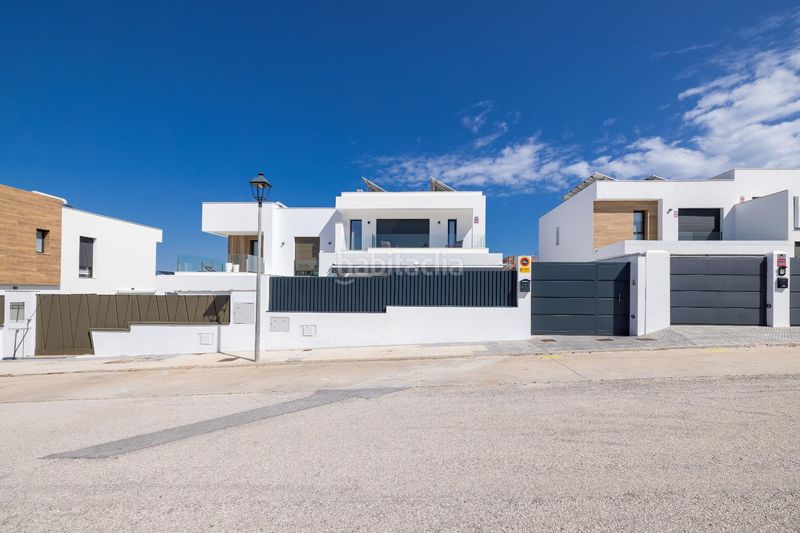 Foto 8eb8287b-69e3-468e-90f1-0964855284b7. Casa aparellada amb calefacció aparcament piscina a Alhaurín de la Torre