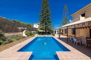 Xalet  Calle alcaudon. Gran chalet independiente de 4 habitaciones con piscina en alhau