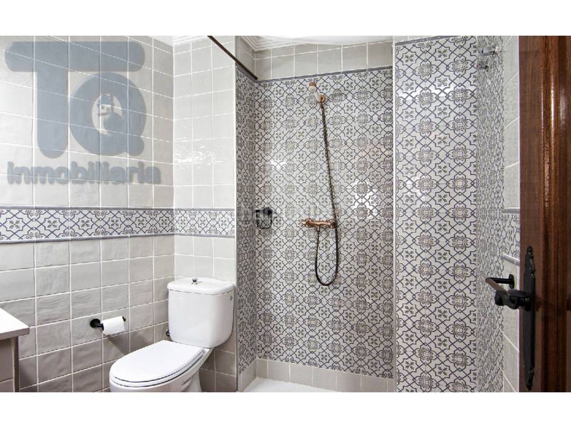 Foto 00618e5c-9e57-4371-bd93-683cdd1b9c85. Casa pareada  en venta en San Ildefonso hospital real18010 en Granada