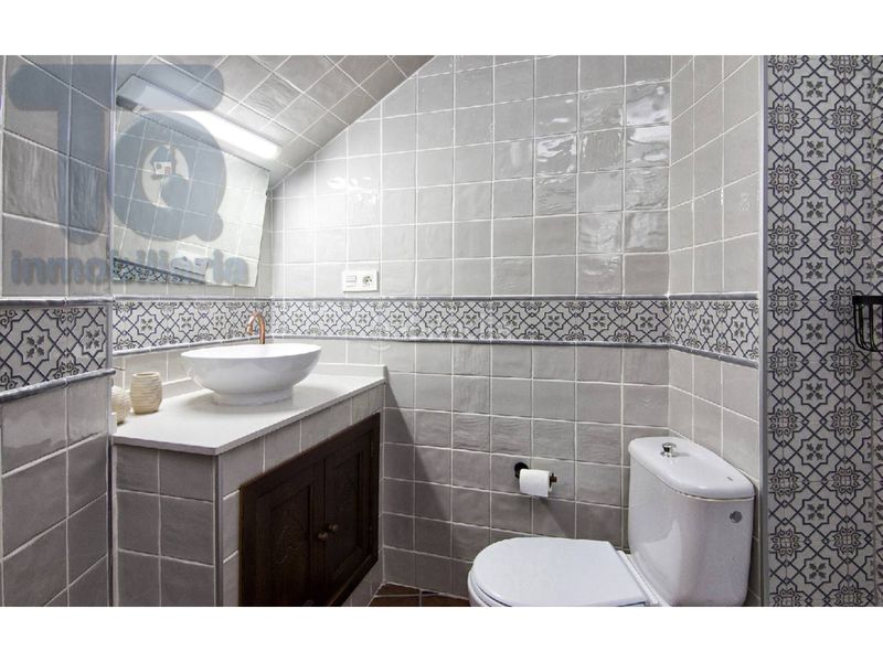 Foto b5c9ca34-69aa-4565-8359-816776c33d8f. Casa pareada  en venta en San Ildefonso hospital real18010 en Granada