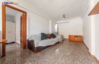Flat in La Luz - El Torcal. Piso ubicado junto a la parada de metro de puerta blanca
