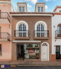 Reihenhaus in Pizarra. Edificio con local comercial y vivienda dúplex en el centro de p