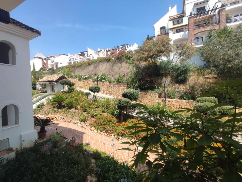 Foto 9be658a2-72c4-4221-825e-1fdc0ce9436b. Pis amb calefacció aparcament piscina a los arqueros - puerto del almendro Benahavís