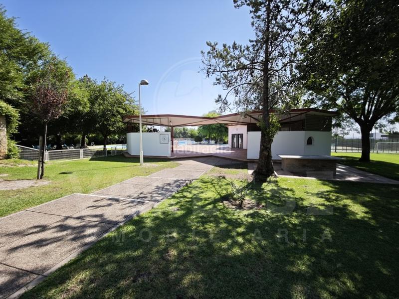 Foto c8f0b2f8-62c1-4d6e-ba71-428fb83455fc. Casa con parcheggio in Camas