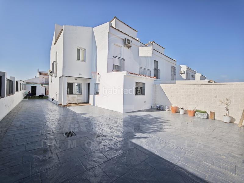 Foto 4804cc3a-8079-40c1-a241-5543a8adce77. Towny house with parking in Huévar