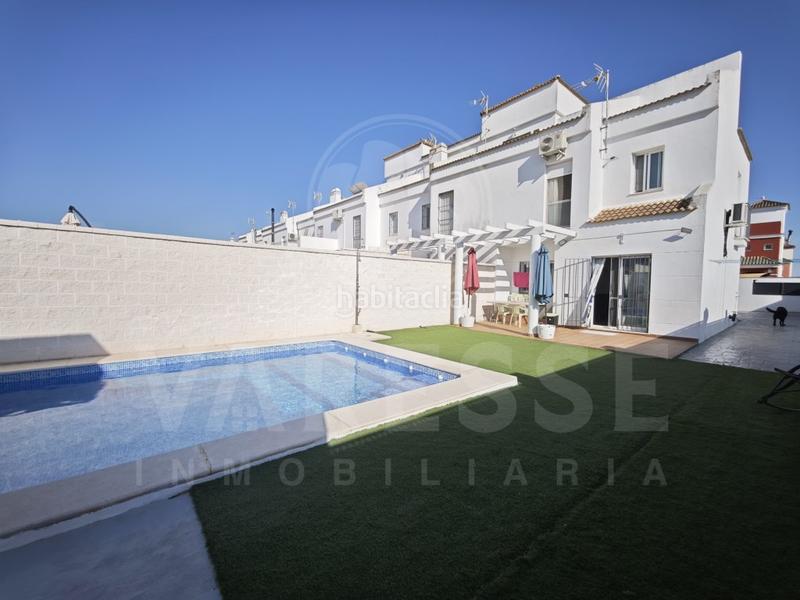 Foto 5248f557-ee3d-4d9d-ae8c-94ff0ec2ff5f. Towny house with parking in Huévar