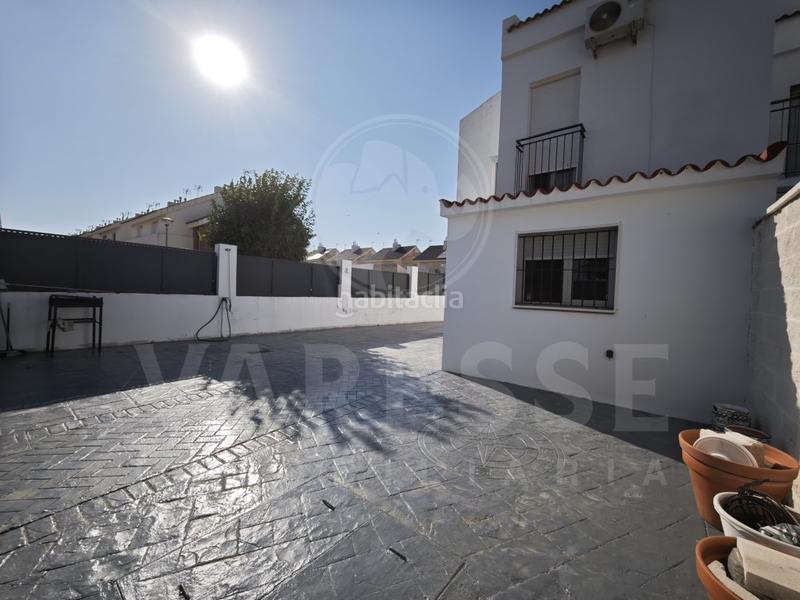 Foto 6dcedd82-af84-422d-9871-2015cf3e6b63. Towny house with parking in Huévar