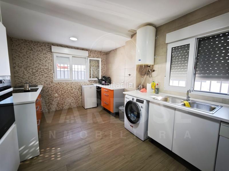 Foto 74887eb4-678f-4711-9fd6-e52722497223. Towny house with parking in Huévar