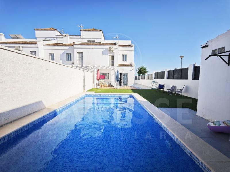 Foto 821c1e95-3ea1-401b-85b8-a8e59d39ae43. Towny house with parking in Huévar