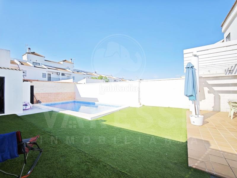 Foto 938024ed-2fca-4173-806f-b700080185d7. Towny house with parking in Huévar