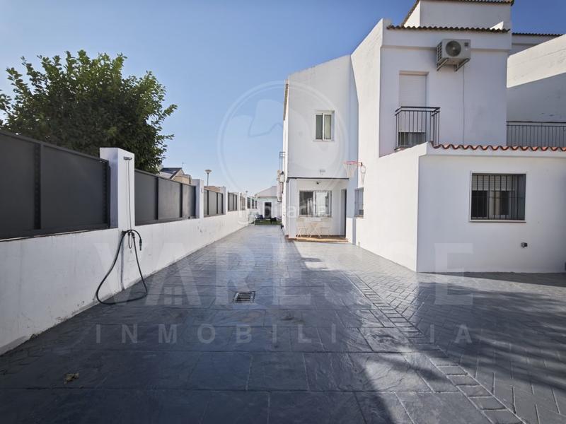 Foto b2241585-44f5-45d1-8ef4-191c3449fee4. Towny house with parking in Huévar