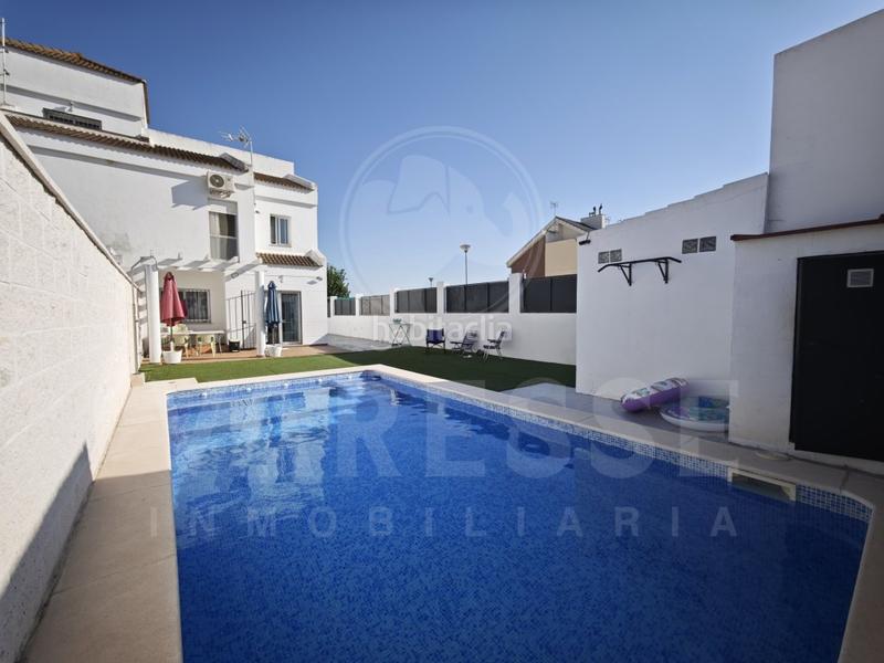 Foto ce264663-b51a-406d-899c-d739b486467d. Towny house with parking in Huévar