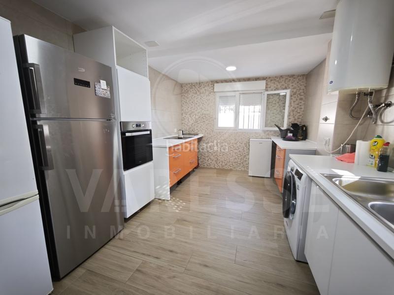 Foto ced6e273-e086-4687-b4e3-f5b9b7dc9e9e. Towny house with parking in Huévar