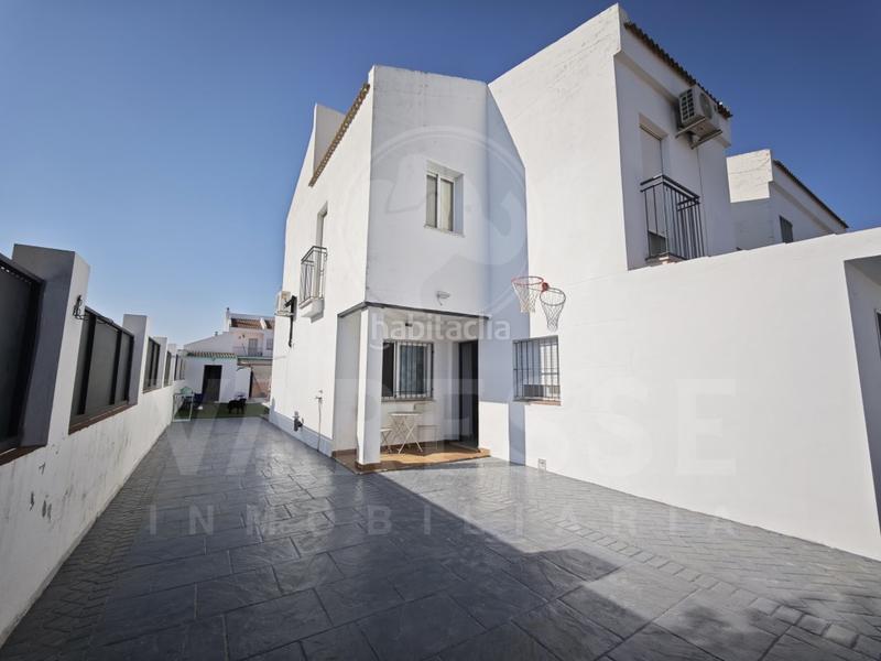 Foto d2917498-36a7-4b94-a7f5-c3cacd05fbba. Towny house with parking in Huévar