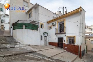 Casa aparellada  Calle angel. Bonita casa con 3 habitaciones, 2 baños, salón y patio situada e