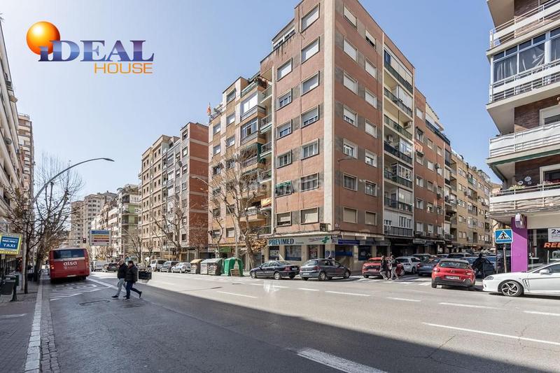 Foto 71061beb-460f-46bc-b21f-23aa44f90dd1. Office space in Plaza de Toros Granada