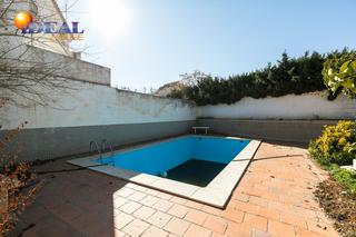 Mas à Residencial Triana - Barrio Alto. Chalet con piscina y terreno en el centro de las gabias