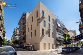 Local commercial à Calle calle de azhuma 38. Local de dos plantas junto alhamar